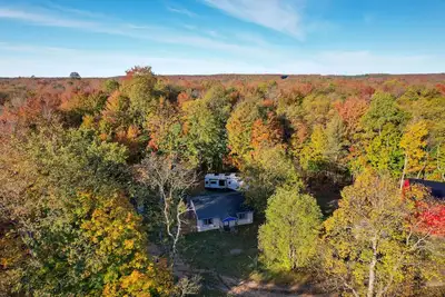 Image de Nouveau! Mancelona Forest Lodge sur 330 acres privés!