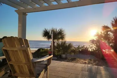 Image de Private Oceanfront Beach House - Ă quelques pas de la plage sans circulation. Conviviale et familiale!