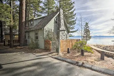 Image de Nouveau! Beachfront Tahoe Cabin, à 8 miles de Northstar!
