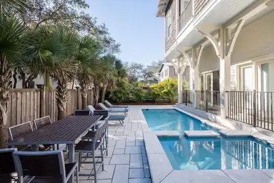 Image de Nouvelle Liste! ! Ariel View - Luxueuse maison récemment construite, vue sur le golfe, promenade au bord de la mer, piscine chauffée, pour 14 personnes!