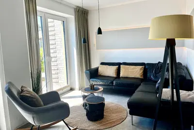 Image de Espace libre. . . air pour les vacances. Comprend maintenant une chaise de plage.