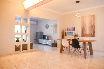 Image de Appartement confortable sur la place principale, à 10min de la mer