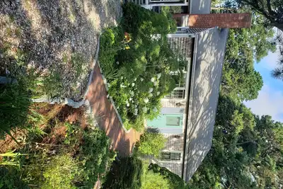 Image de Retraite d'hiver! Cottage-like Cape Cod Home, boisé, calme et serein.
