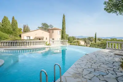 Belle maison de vacances privée avec piscine privée, Wifi, Tv, terrasse et parking