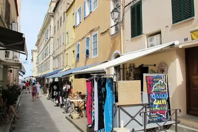 Image de Confortable appartement pour 4 personnes avec Wifi, piscine, Tv, terrasse, animaux admis et parking