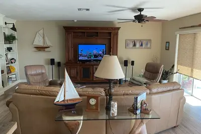 Image de Waterfront home for rent. Two bed two bath completely remodeled. 50 ft dock incl