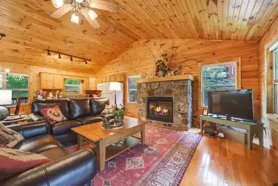 Image de Nouveau! Cabine de Smoky Mtn pittoresque w / Deck & Firepit!