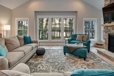 Image de Nouvelle maison au bord du lac près des îles Lanier avec quai privé. Une vue imprenable sur chaque chambre!