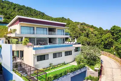Villa de luxe avec piscine en bord de mer pour les familles avec des vues spectaculaires