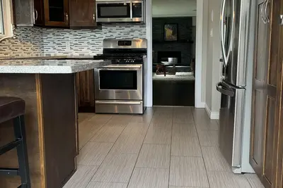 Image de Home Rental With Extra Large Deck
