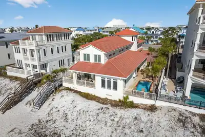 Image de Gulf Front Home avec piscine privée, voiturette de golf, 2 cuisines et aires de repos!