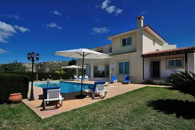 Villa Kolikas Tria - 4 chambres - Grande terrasse avec vue sur la mer - Ideal pour les familles