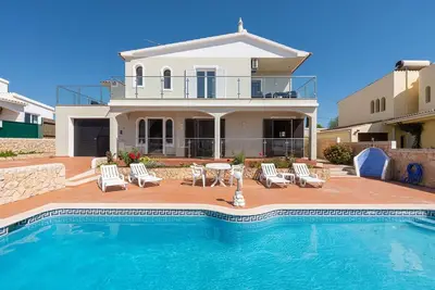 Villa Quinta Jolu - 4 Bed private Villa with pool close to shopping and restaurants