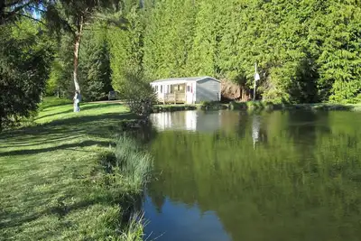 Image de Mobil home tout confort  avec terrasse  au bord d'étangs de pêche ;   barque.
