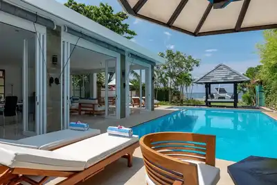 Image de Ach villa Beachfront villa, Free Boat Tour!