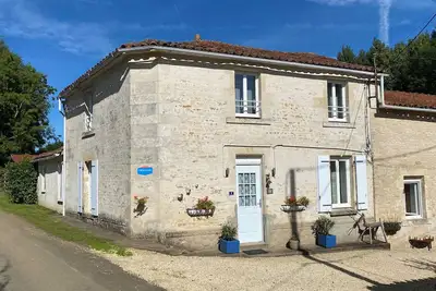 Image de Gîte au Coin des Abeilles - gîte rural en pierre; 3 chambres, piscine privée.