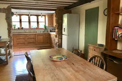 Image de Sunny Secret Garden Cottage de 3 chambres près d'Exeter. Emplacement du village