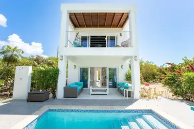 Image de Villa de plage 2020 nouvellement construite | 250 marches de la plage de Grace Bay | Propre piscine