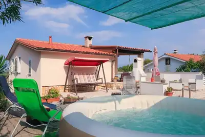 Image de Appartement avec Wifi, bain à remous, climatisation, Tv, terrasse, animaux admis, parking