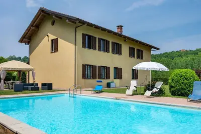 Image de Magnifique maison de vacances privée avec bain à remous, Wifi, piscine privée, Tv, patio, parking