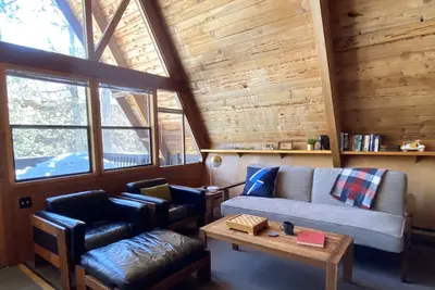 Image de Nouveau! Cabine moderne en A au milieu du siècle au bord du lac