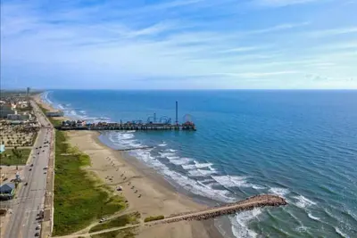 Image de À 50 pas de la plage tranquille! Presque en bord de mer! Nouveau remodelage sur Vrbo! !