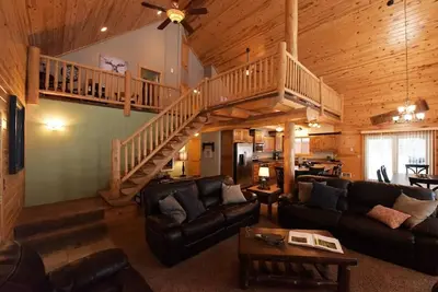 Image de ** Nouvelle inscription ** | Cabine pour 12 personnes | Jacuzzi! | 16 milles à Yellowstone!
