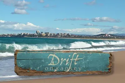Image de Drift - Maison inspirée de la plage rétro artistique