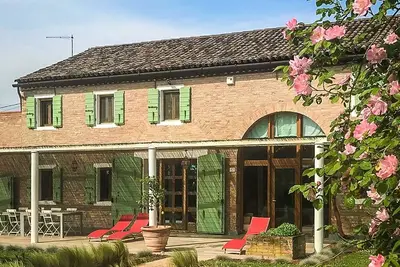 Image de Villa confortable avec bain à remous extérieur et jardin près de Venise