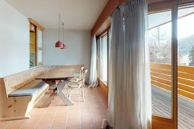 Very well located apartment house in the favorite and quiet Salet area.