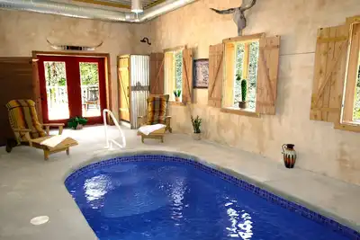 Image de The Watering Hole: Piscine intérieure! Cadre privé, aire de jeux, équipements haut de gamme, à proximité de toutes les attractions!