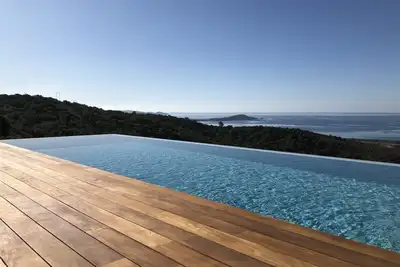 Image de villa contemporaine haut de gamme, piscine, vue panoramique golfe d'Ajaccio