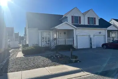 Image de Adorable maison victorienne divisée située à Diamond Beach! Super emplacement, près d'une aire de jeux pour les enfants et à seulement 1, 5 pâté de maisons de la plage! Restaurants à proximité, mini-golf, magasins et à 5 min. conduire à Cape May histori.
