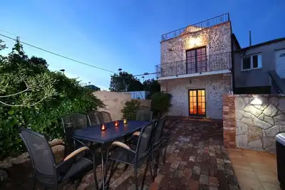 Image de Maison en pierre rénovée de 4 pièces avec taverne, 240 m2 sur 3 niveaux.