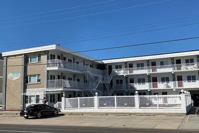 Image de Condo à seulement 2 pâtés de maisons de la plage de North Wildwood avec une piscine!