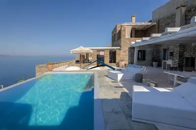 Image de Luxueuse villa au bord de l'eau avec piscine et marches menant à la mer
