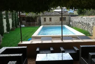 Image de Maison de famille de 240 m² avec piscine 10 x 4 au coeur d'un village provençal