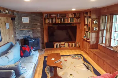 Image de Gorgeous lake beachfront private apartment with canoe, kayaks, & home theatre