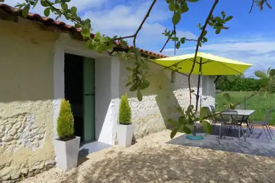 Image de Spacieux, double hauteur, espace principal avec poutres apparentes. Ce gîte est en milieu rural.
