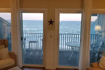 Image de Escapade en copropriété confortable! Front de mer! Nouveau sur le marché locatif