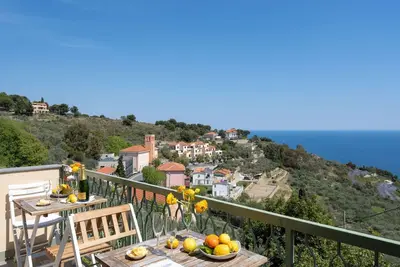 Belle maison de vacances avec Wifi, Tv, terrasse, animaux admis, vue panoramique et parking