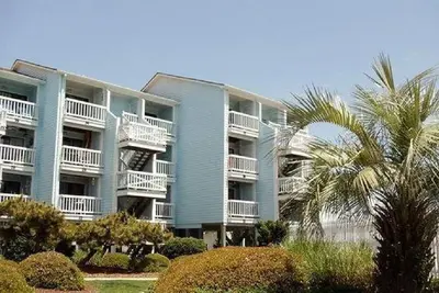 Image de Condo North End magnifiquement rénové - à quelques pas de la plage