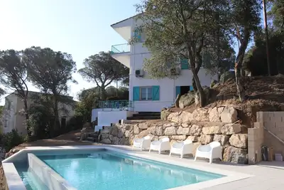 Image de Vue mer - piscine à débordement - A / C - 1 km de la plage - villa récemment rénovée