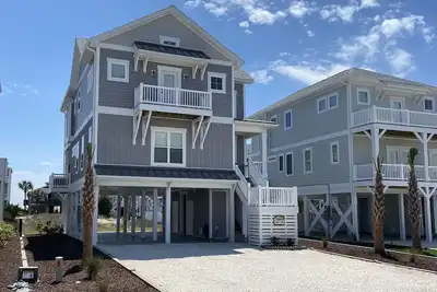 Image de * Tout Neuf * Maison sur mesure avec Ascenseur, situé juste à côté de l'accès à la plage