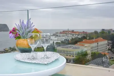 Image de Appartements privés de luxe dans un bâtiment d'hôtel avec une belle vue sur la mer et la vieille ville