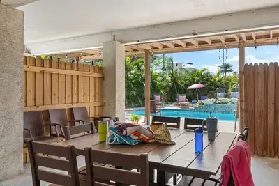 Image de Nouvelle Liste! Maison De Piscine! 6 chambres et 4 salles de bain!