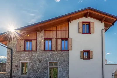 Villa dans les vignes avec vue sur les montagnes