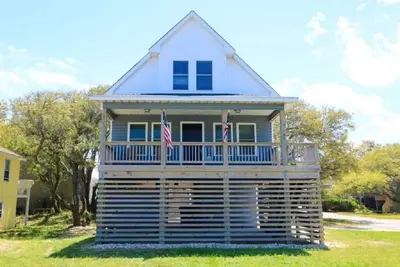 Image de Maison Oceanside plus récente au cœur de Nags Head. Nouvelle liste! Super endroit!