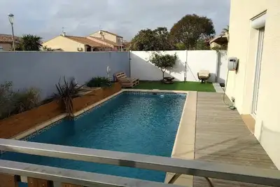 Image de Maison avec piscine à proximité de la plage et des commerces