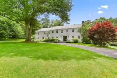 Image de Maison d'été récemment rénovée à Westport Ct piscine privée et spa, près de la plage et de la ville
